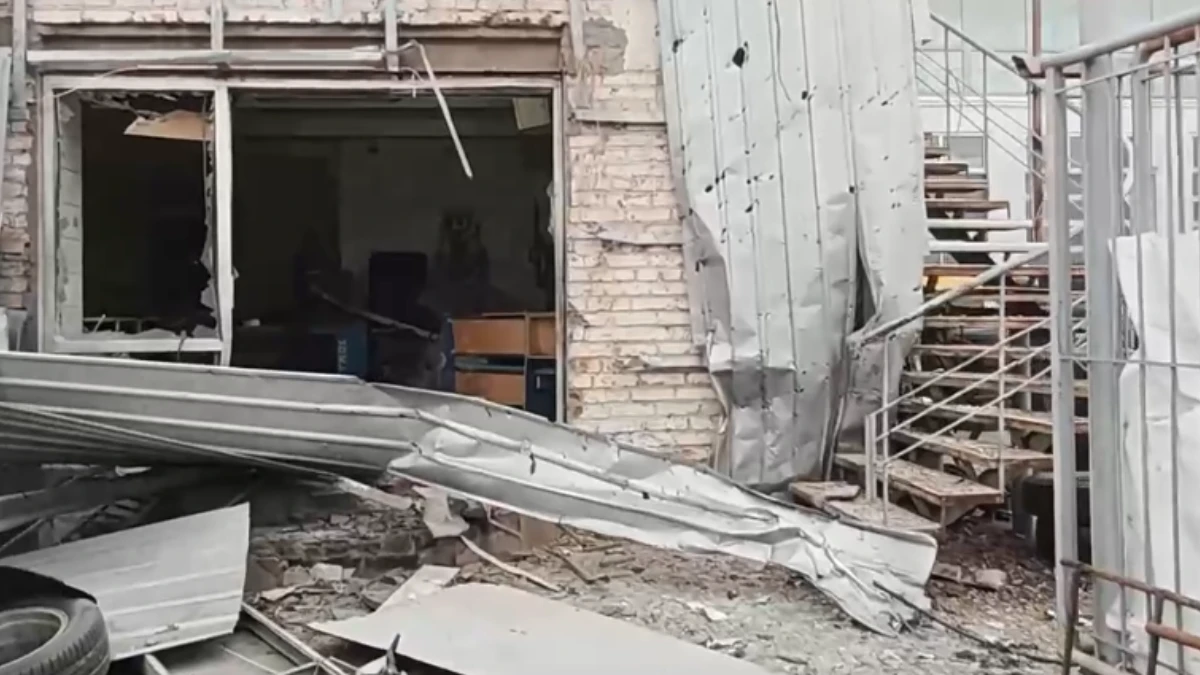 Внаслідок удару російських військ у Херсоні поранений чоловік, який перебував на роботі