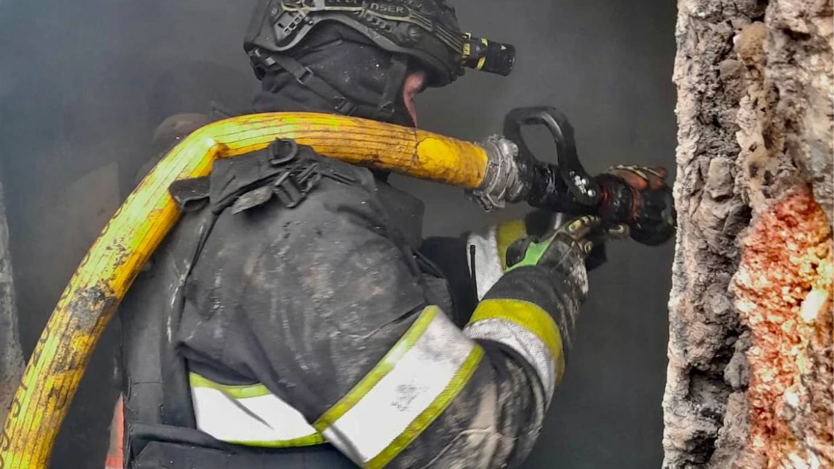 У селищі на Херсонщині під час гасіння пожежі рятувальники виявили тіло чоловіка