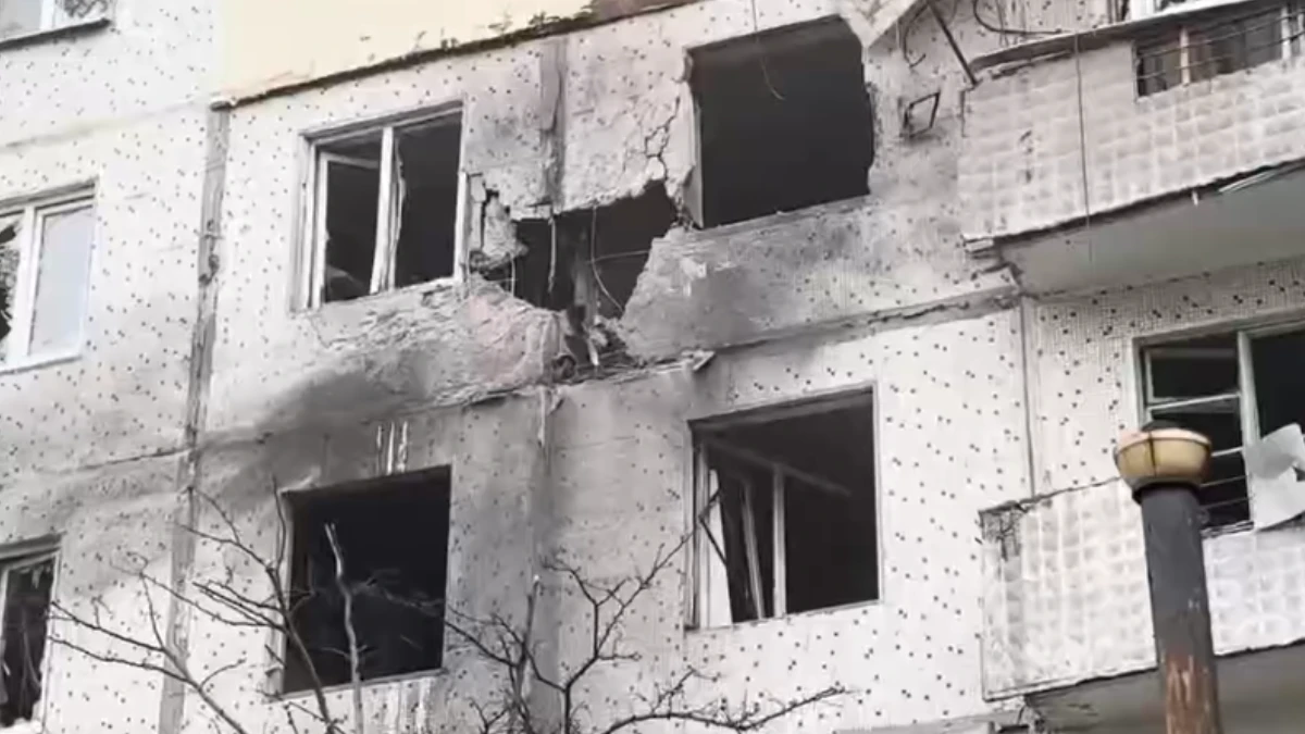 Який вигляд має багатоповерхівка у Херсоні, в яку влучив снаряд російських військ. ВІДЕО