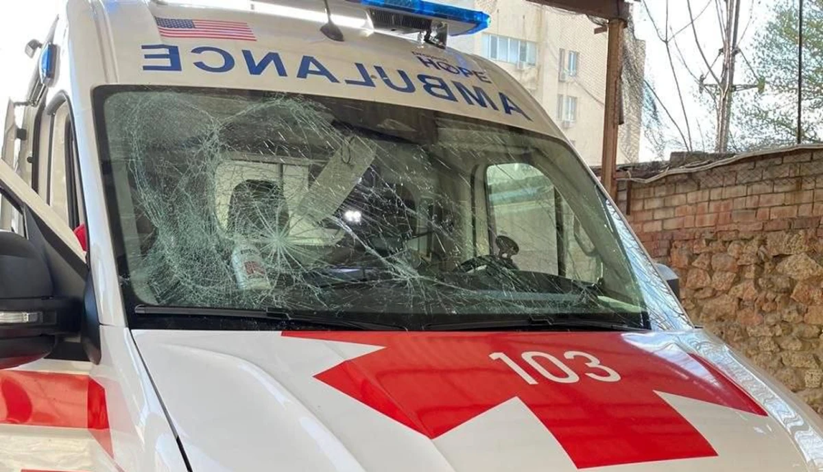 Який вигляд має швидка, яку війська РФ атакували дроном у Херсоні. ФОТО