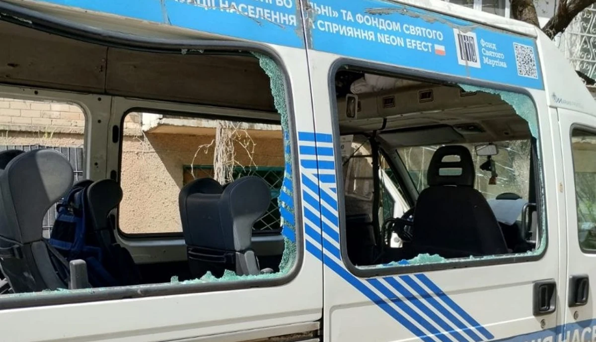 Дрон атакував соціальне таксі та евакуаційну автівку ГО «Сильні бо вільні» в Херсоні. ФОТО