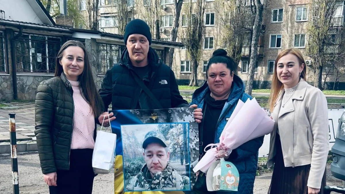 "Майже 40 днів боротьби за відновлення". Рідні зустріли військового з Херсонщини, який повернувся з полону