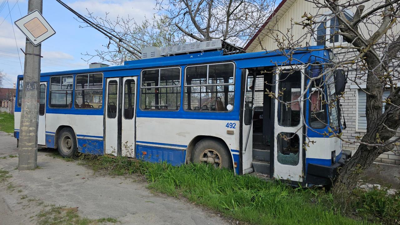 Окупанти атакували дроном тролейбус у Херсоні: водій у важкому стані