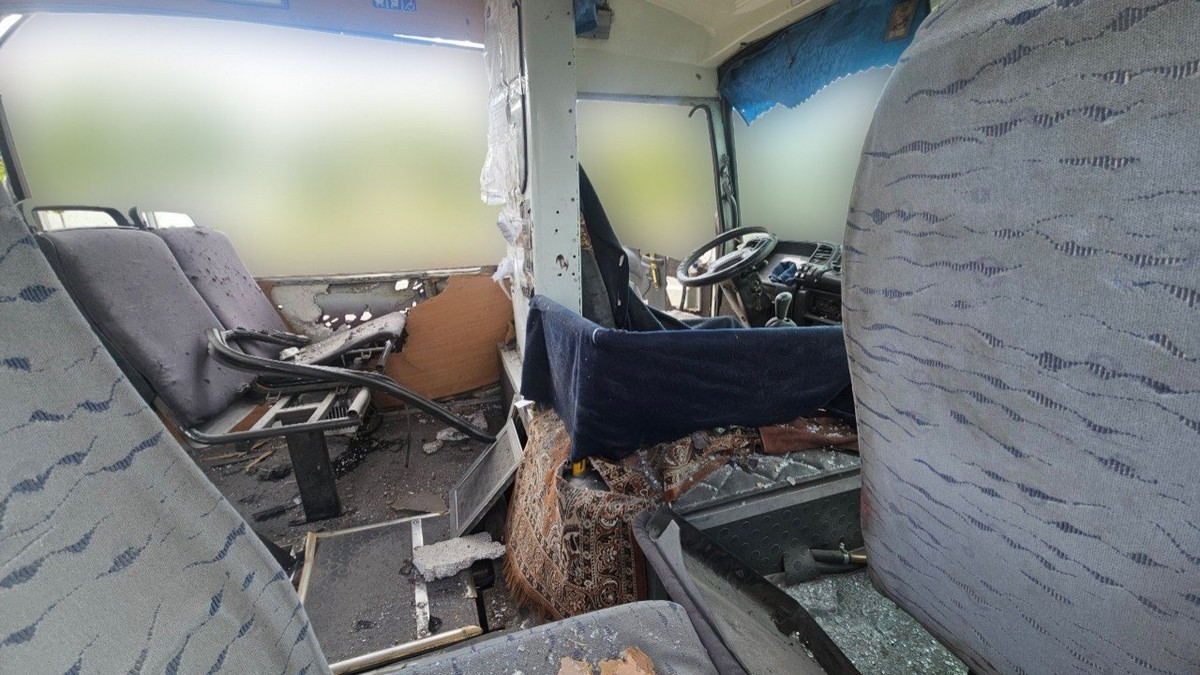 понівечена обстрілом маршрутка