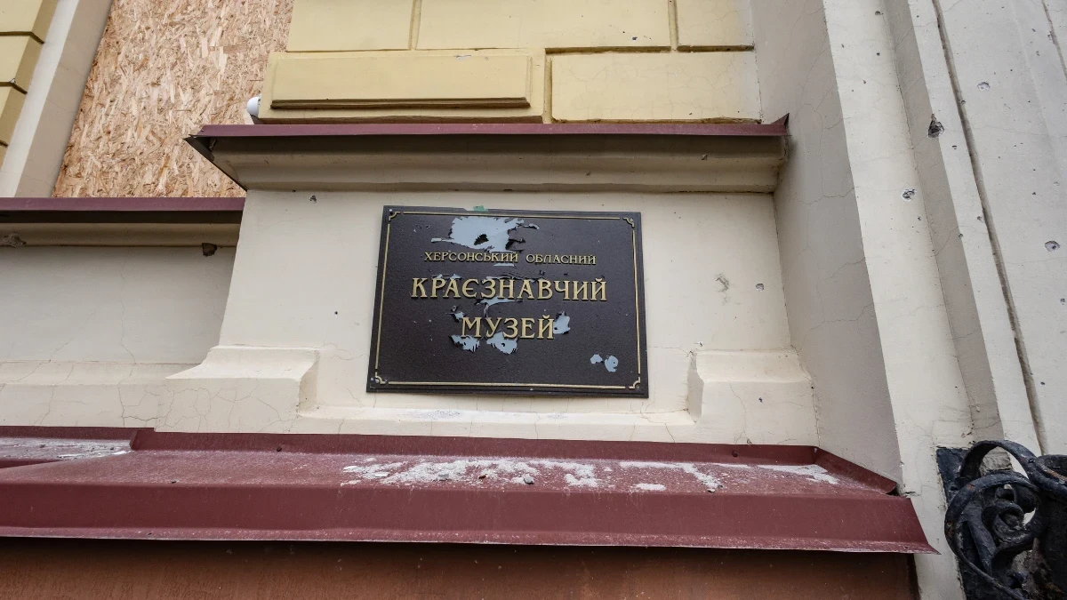 “Гниє у сирому підвалі”. Російські окупанти тримають, викрадені колекції з херсонського краєзнавчого музею в Генічеську