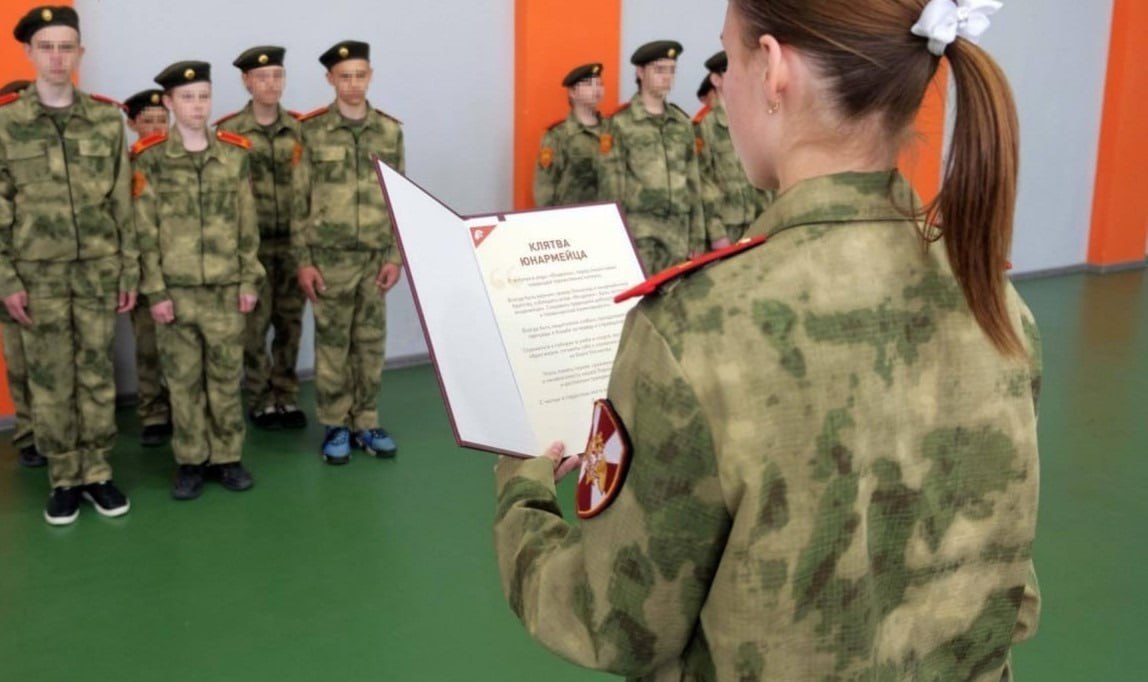 В окупованому Генічеську дітей, позбавлених батьківського піклування, залучають до мілітарних рухів РФ
